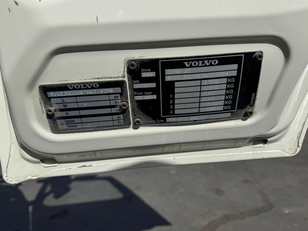 Camión multibasculante VOLVO FM-440 8x4 Hiab 25T AHK