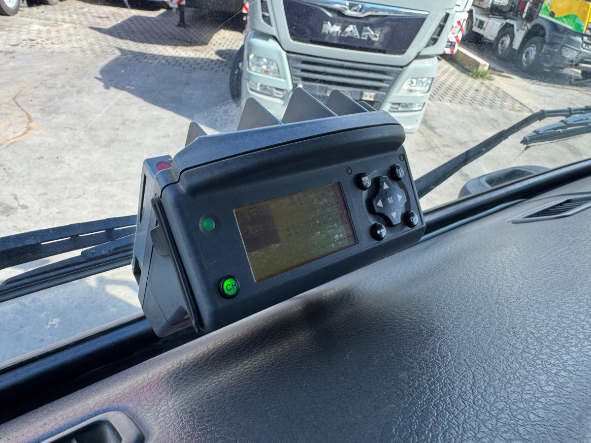 Camión multibasculante VOLVO FM-440 8x4 Hiab 25T AHK