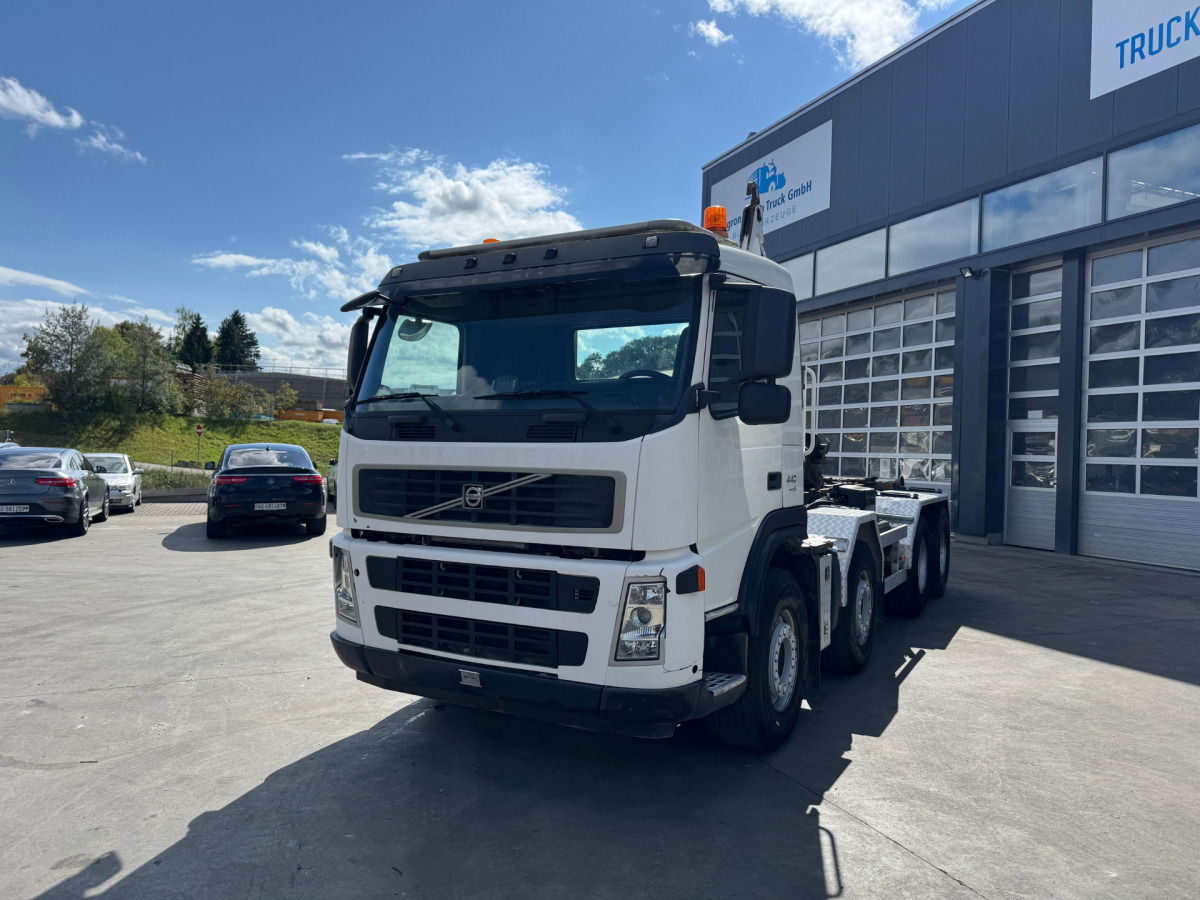 Camión multibasculante VOLVO FM-440 8x4 Hiab 25T AHK