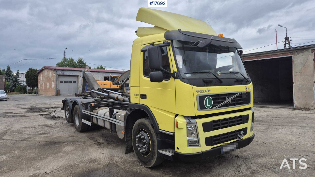 Camión multibasculante VOLVO FM 440 EURO 5 hooklift (2009)