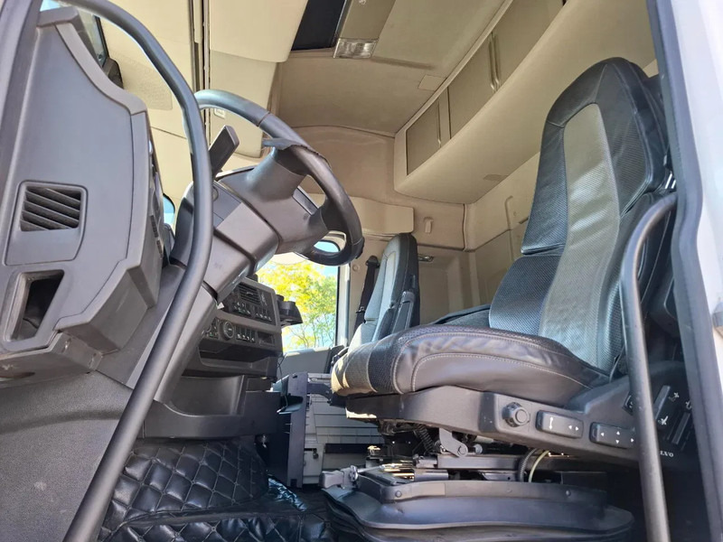 Camión multibasculante Volvo FH4-500 / VEB+ / HOOK 22 TON / LIFT+LENKACHSE / TUV:02-02-2026 / FULL-AIR / LWDS / NAVI / ALCOA / AUTOMATIC / EURO-6 / 2017