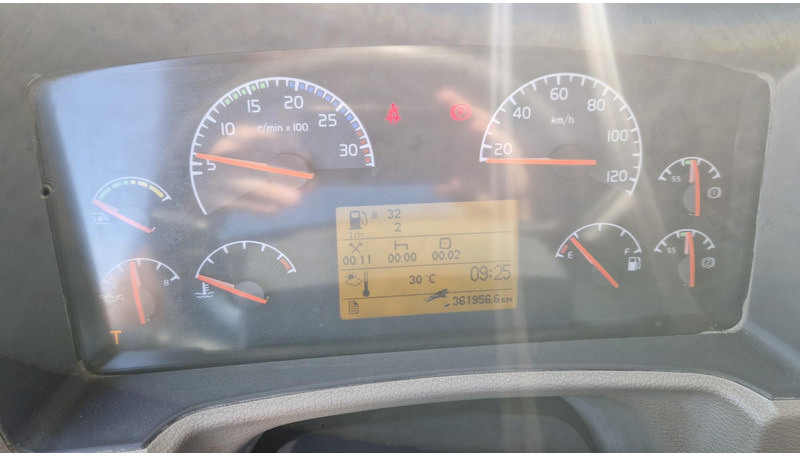 Camión multibasculante Volvo FL280 4X2 HMF 1560 + platform