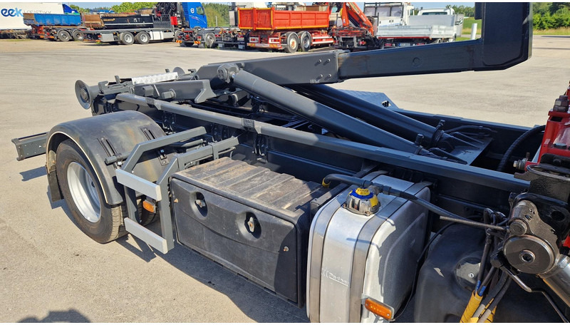 Camión multibasculante Volvo FL280 4X2 HMF 1560 + platform