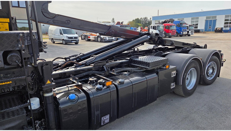 Camión multibasculante Volvo FM330 6X2*4