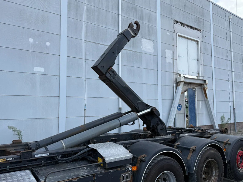 Camión multibasculante Volvo FMX 460 8X4 + PALFINGER 22 TON HOOKLIFT