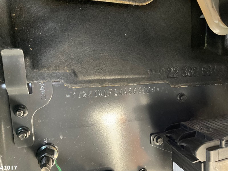 Camión multibasculante Volvo FM 420 8x2 HMF 28 Tonmeter laadkraan