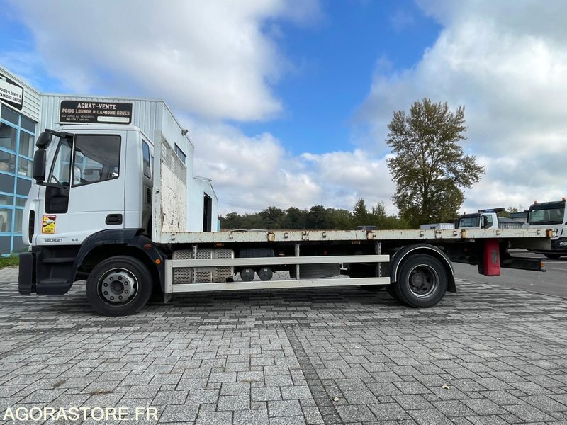 Camión IVECO EUROCARGO PLATEAU - 2015 - 295 000KM