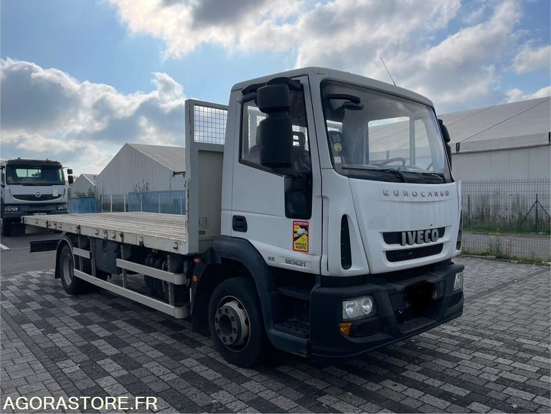 Camión IVECO EUROCARGO PLATEAU - 2015 - 295 000KM