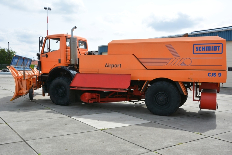 Camión chasis, Equipo de apoyo en tierra Mercedes SK 2031 4x4x4 Schmidt CJS9 airport sweeper snow plough: foto 2