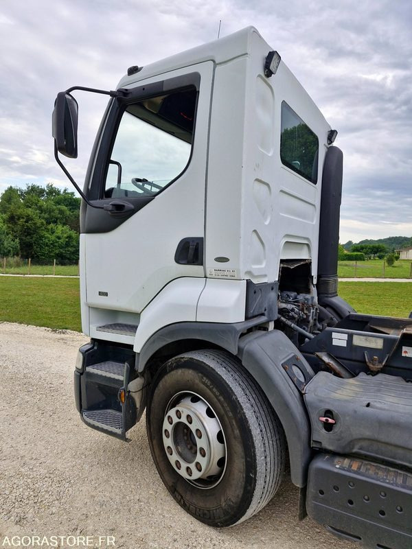 Camión RENAULT PREMIUM ampliroll 400 DCI remorquant avec bras GUIMA