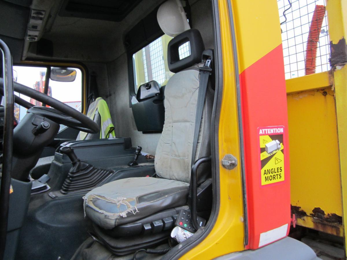 Camión portavehículos para transporte de equipos pesados Renault Premium: foto 9