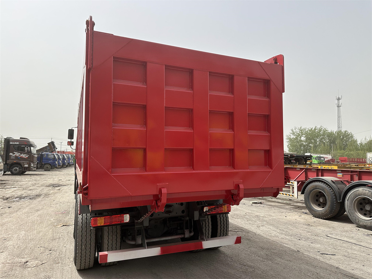 Camión volquete para transporte de silos SINOTRUK Howo Dump truck 371: foto 9