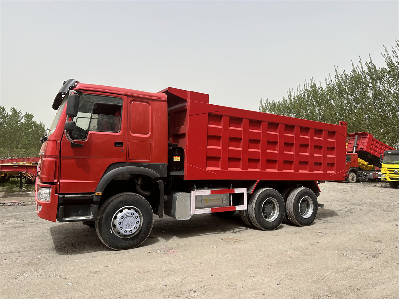 Camión volquete para transporte de silos SINOTRUK Howo Dump truck 371: foto 7