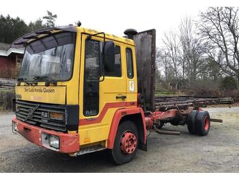 Camión portavehículos Volvo FL611 4x2: foto 1