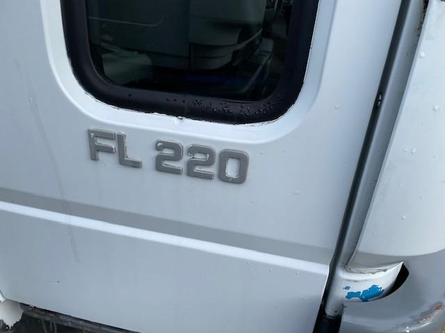 Camión cisterna para transporte de combustible Volvo FL 220: foto 3