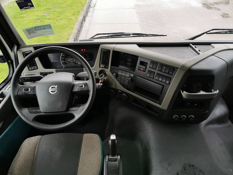 Camión caja cerrada Volvo FM 370 globe 6x2 taillift: foto 8