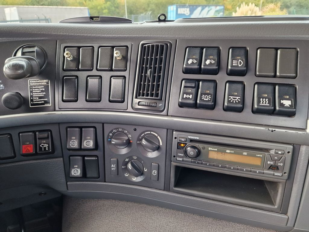 Camión portacontenedor de cadenas Volvo FM 410: foto 24