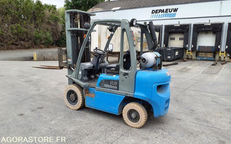 Carretilla elevadora Chariot élévateur frontal GAZ Nissan 2827 heures Triplex UD02A25PQ - 3F550