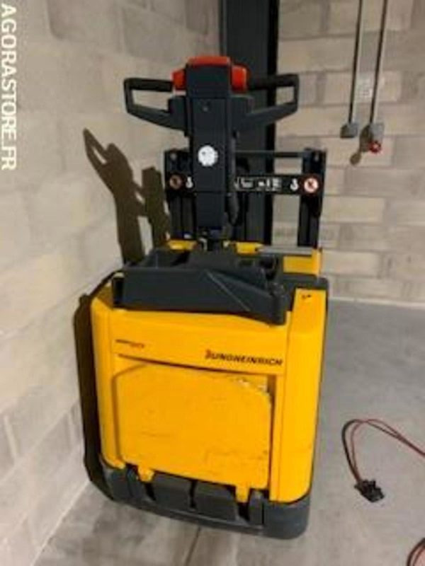 Transpaleta Transpalette électrique sur batteries déchargées. JUNGHEINRICH