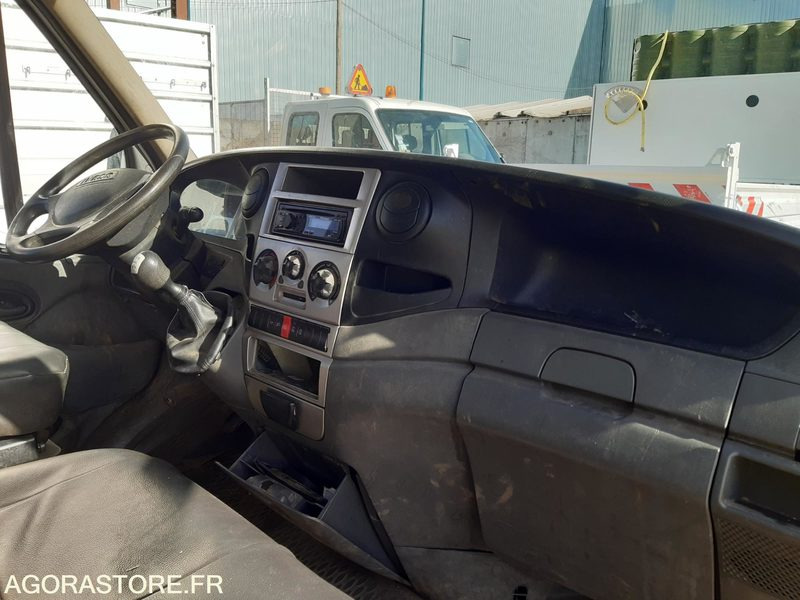 Furgoneta basculante IVECO BENNE DANS L'ETAT