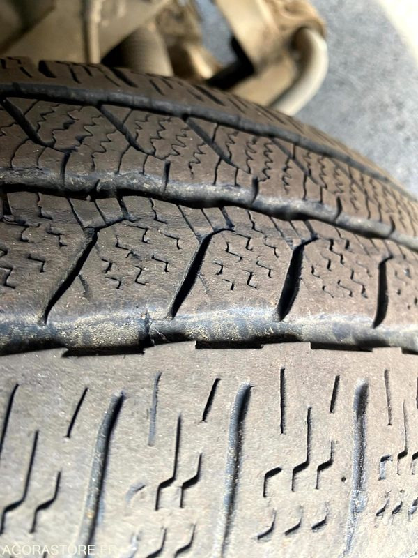 Furgoneta basculante Renault MAXITY DXI 130 Plateau 2009 / 243398 Km