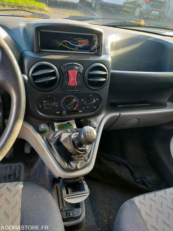 Furgoneta pequeña Fiat Doblo Essence et GNV