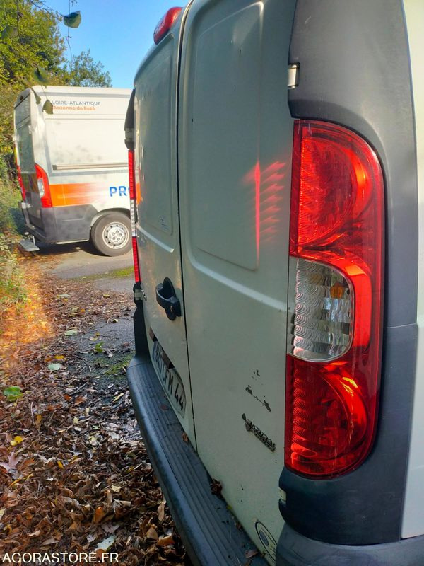 Furgoneta pequeña Fiat Doblo Essence et GNV