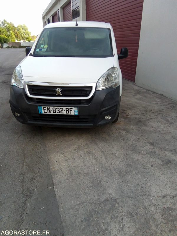 Furgoneta pequeña Peugeot. Partner 1.6 HDi 100 CV - 2017 - 123052 kms