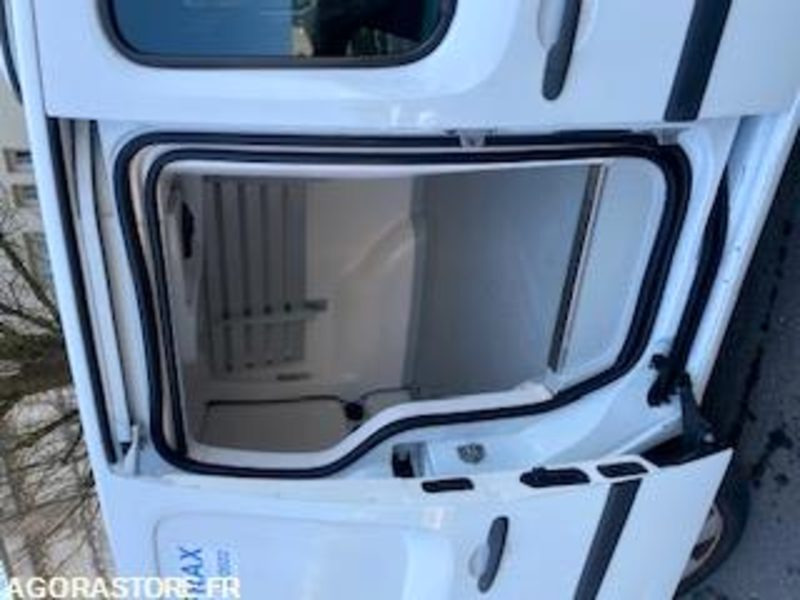 Furgoneta pequeña kangoo renault