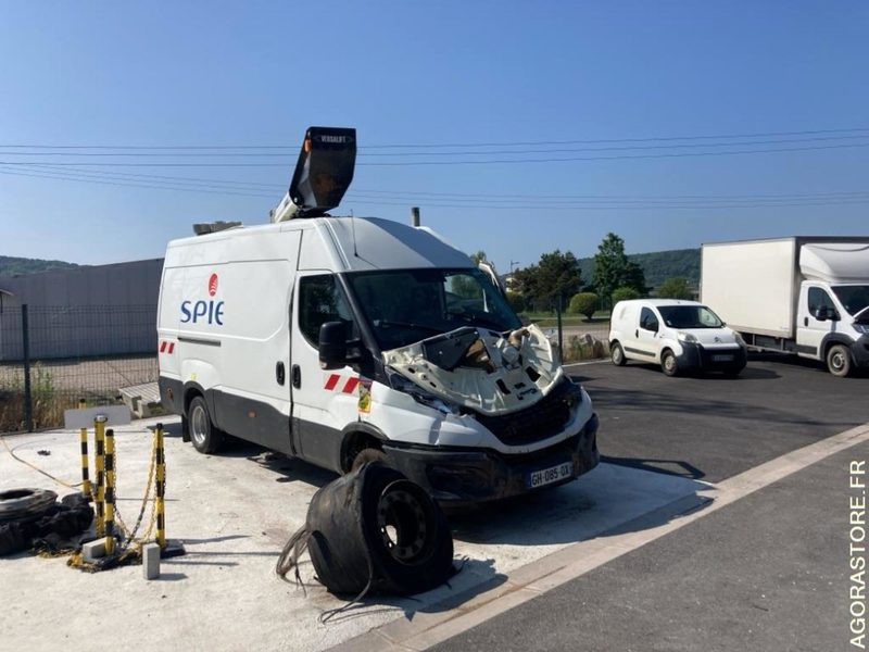 Furgoneta IVECO DAILY 50C18 NACELLE VERSALIFT