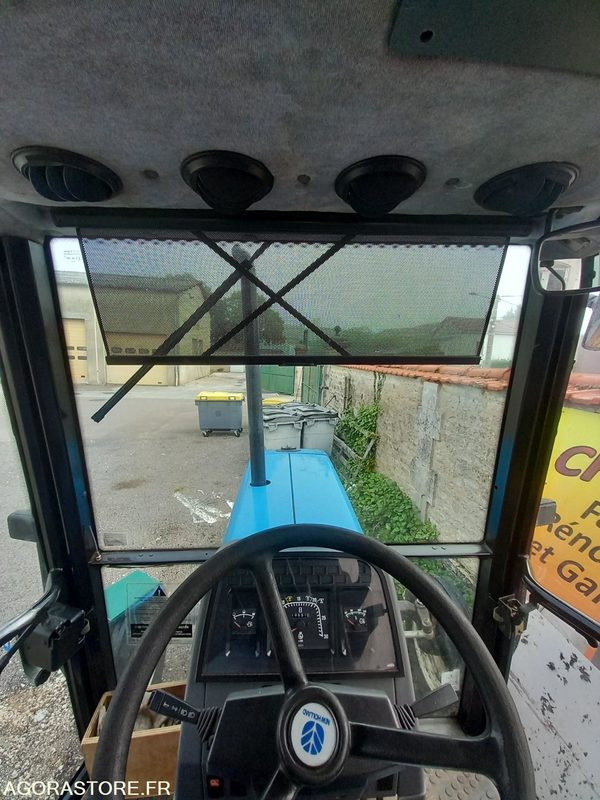 Tractor TRACTEUR NEW HOLLAND