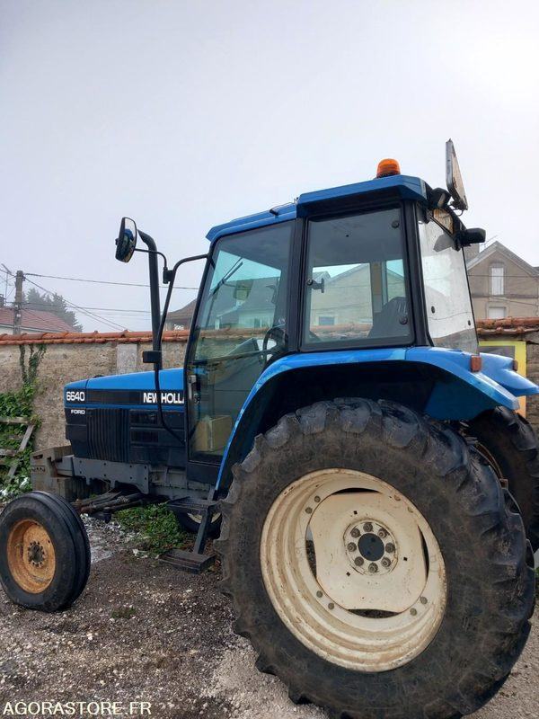 Tractor TRACTEUR NEW HOLLAND