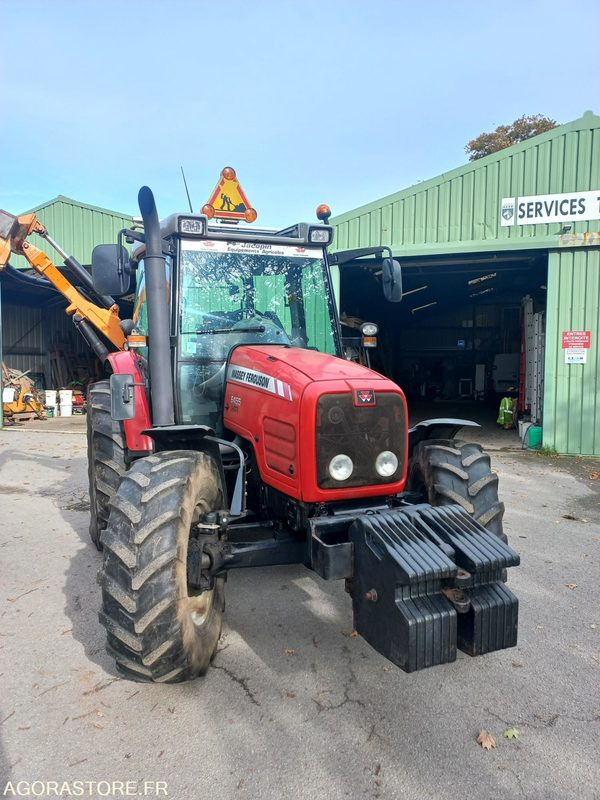 Tractor Tracteur Massey Fergusson avec épareuse SMA