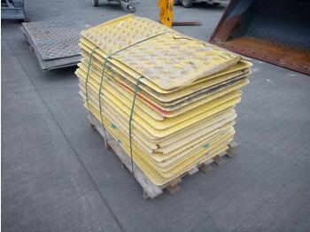 Equipo de construcción 8'6" x 4'6" Plastic Mat (Bundle of) Cable & Hose Protection Ramp (Bundle of), Various Road Signs (Bundle of): foto 1