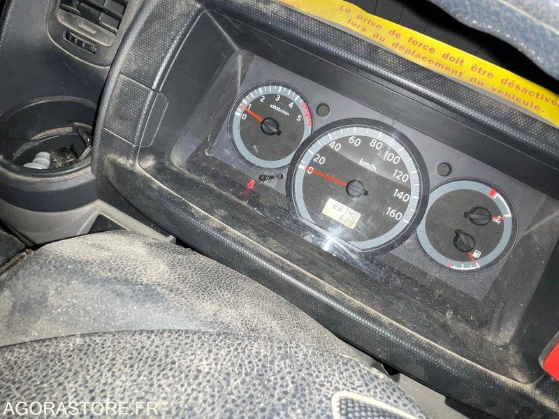 Camión con plataforma elevadora CAMION NACELLE NISSAN IMER P18T12 28740 KM 2015