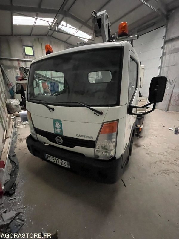 Camión con plataforma elevadora CAMION NACELLE NISSAN IMER P18T12 28740 KM 2015