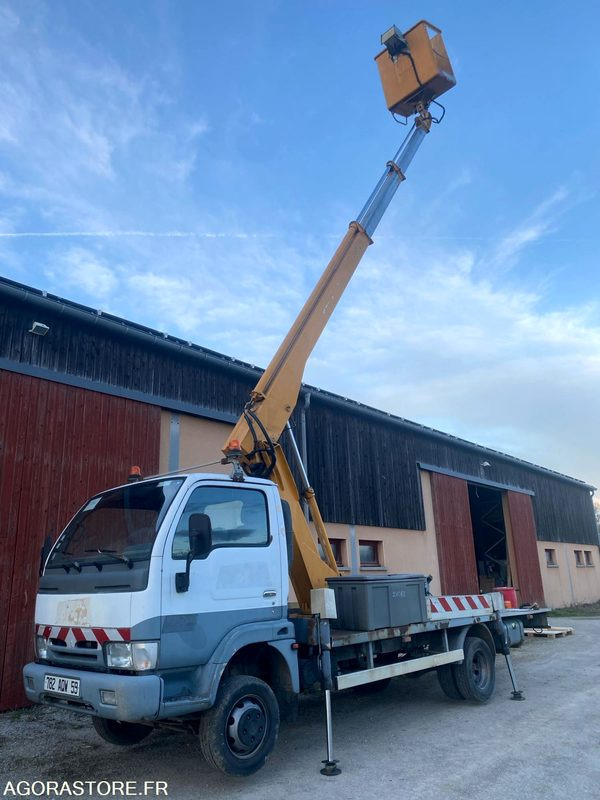 Camión con plataforma elevadora Nacelle Multitel 160 ALU DS monté sur Nissan Cabstar