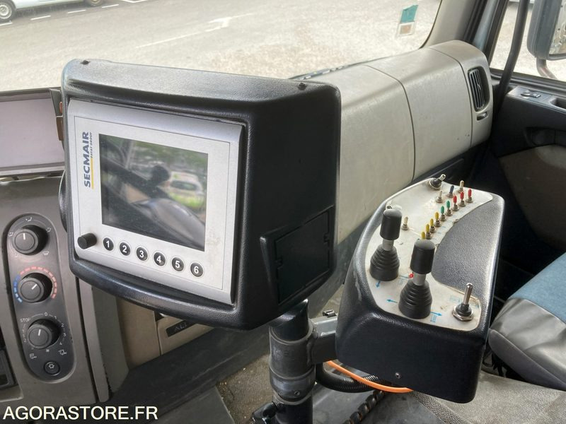 Cisterna de riego asfáltico BIREPANDEUR 6X2/4 RENAULT/SECMAIR CHIPSEALER 60 - 2010 - 259 484 KM
