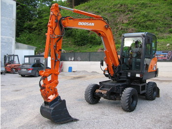 Excavadora de ruedas DOOSAN DX55W with POWERTILLT and hammer: foto 1