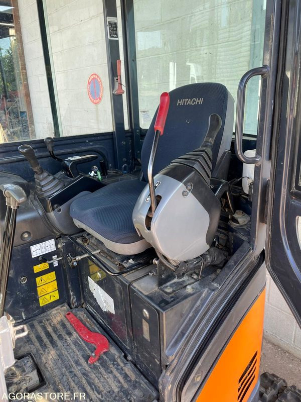 Excavadora MINI-PELLE SUR CHENILLE CAOUTCHOUC HITACHI ZX17U-2  15CV 1.9T AVEC 3 GODETS