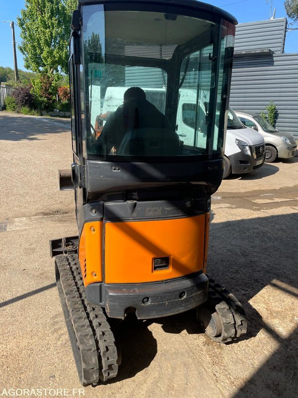 Excavadora MINI-PELLE SUR CHENILLE CAOUTCHOUC HITACHI ZX17U-2  15CV 1.9T AVEC 3 GODETS