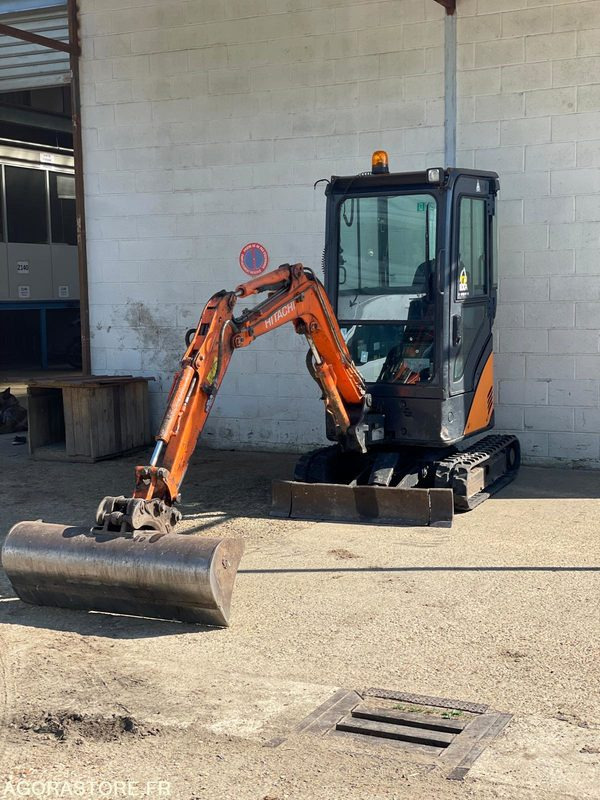 Excavadora MINI-PELLE SUR CHENILLE CAOUTCHOUC HITACHI ZX17U-2  15CV 1.9T AVEC 3 GODETS