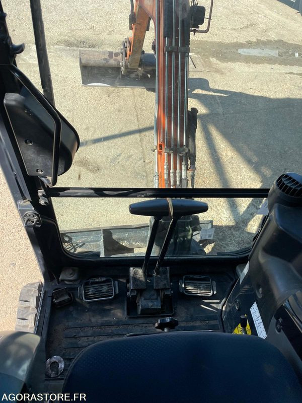 Excavadora MINI-PELLE SUR CHENILLE CAOUTCHOUC HITACHI ZX17U-2  15CV 1.9T AVEC 3 GODETS