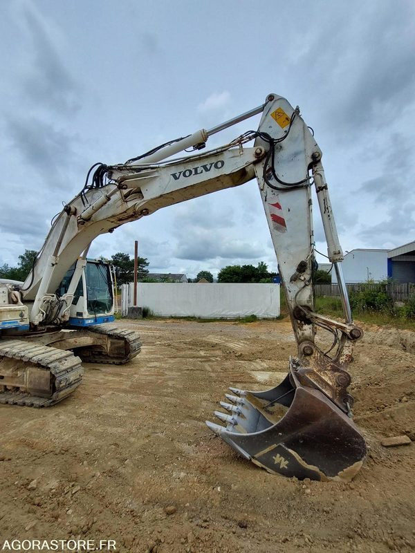 Excavadora PELLE A CHENILLES  VOLVO EC 240 NLC - 2011 / 12 568 HEURES
