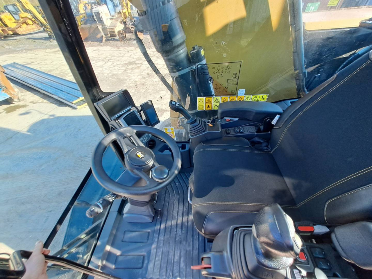 Excavadora de ruedas CAT MH3024