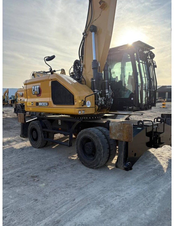 Excavadora de ruedas CAT MH3024