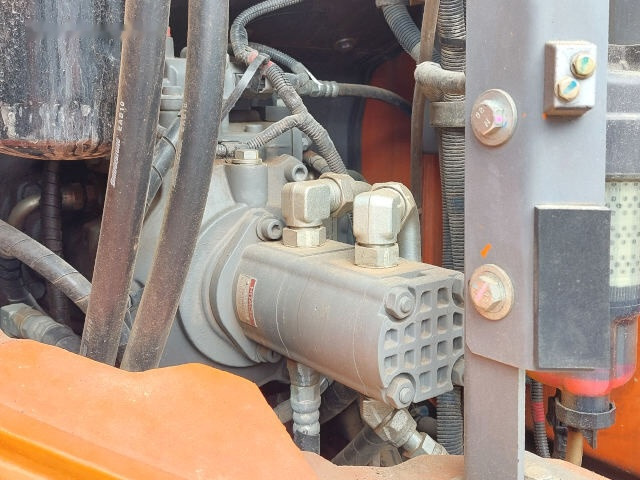 Excavadora de cadenas Hitachi ZX135US-6: foto 10