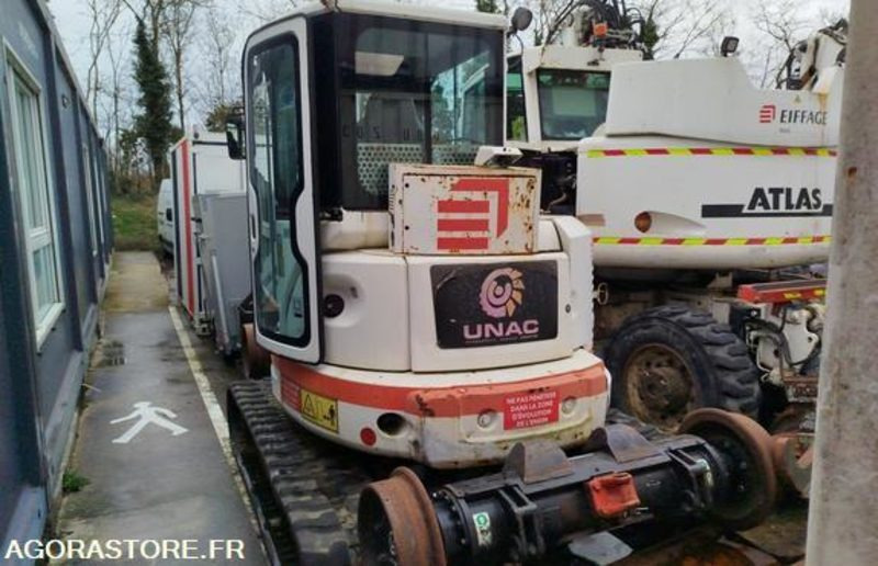 Miniexcavadora MINI PELLE RAIL ROUTE - UNAC 8TRR - 2012 / 4036 HEURES (MD301)