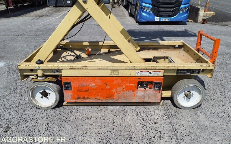 Plataforma elevadora JLG 2646 ES  NACELLE CISEAU ÉLECTRIQUE 10 M ÉTROIT
