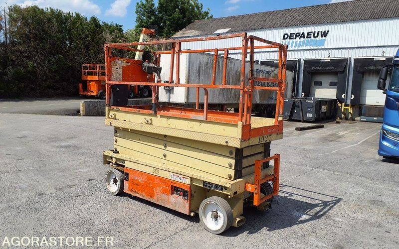Plataforma elevadora JLG 2646 ES  NACELLE CISEAU ÉLECTRIQUE 10 M ÉTROIT